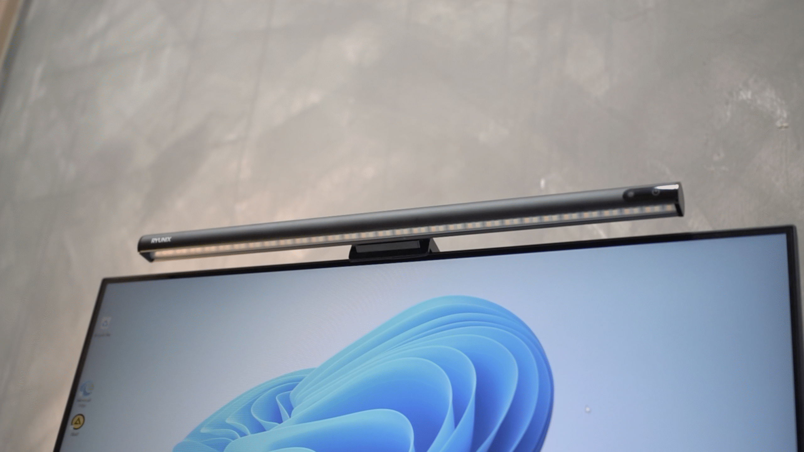 Jangan Pelit Sama Mata! Ryunix Hikari LX1 Jadi Solusi Cerdas Buat Setup Monitor